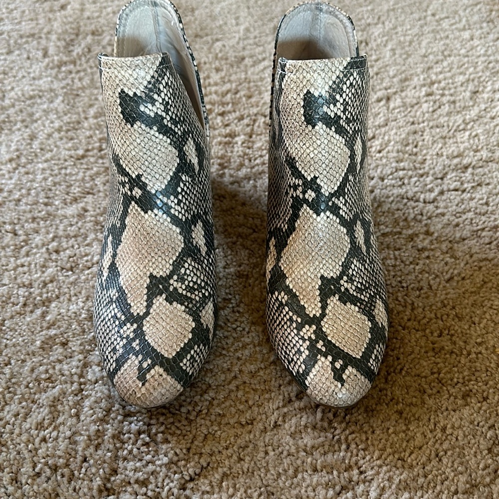 Steve Madden made made upper; snakeskin pattern; size: 6.5; great condition